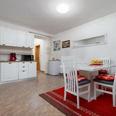 Saby A2+2 - Grill & Free Parking In shadow! Poreč
